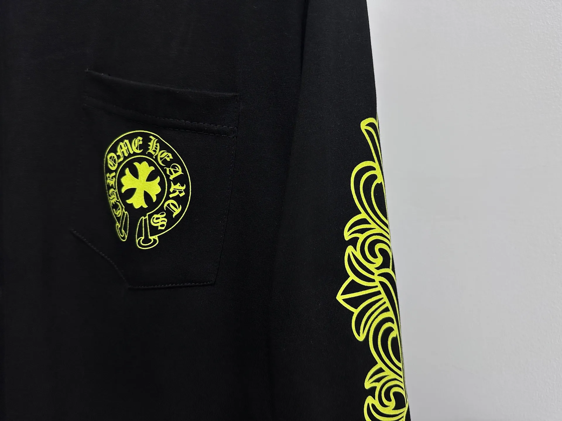 🅿️230 [Come Hearts] Crow Heart Graffiti Letters Limited Sanskrit Printed Long Sleeves, High Weight Threads on Collar and Cuffs, Custom Weaved and Dyed 280g Double Yarn Pure Cotton Fabric, Washed Anti-Counterfeiting Tags and other auxiliary labels are all correct versions, super conspicuous, super pretty, super stylish, same style for men and women! The overall upper body highlights fashion and individuality, and when worn together by a couple, it is a recommended T-shirt by the Street Ace!! Same style for men and women Size: XS-L